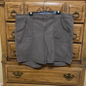 Gloria Vanderbilt All-Around Slimming Effect Taupe Short Size 18W
